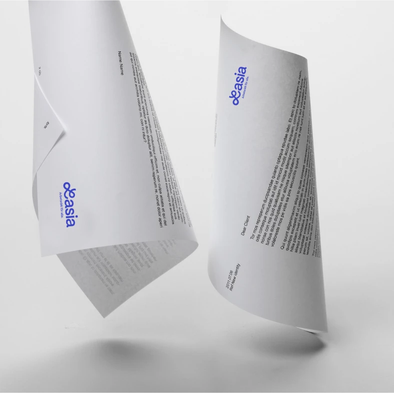 Lasia – Arbetsrätt för alla. Två vita pappersark med Lasias logotyp och text på.