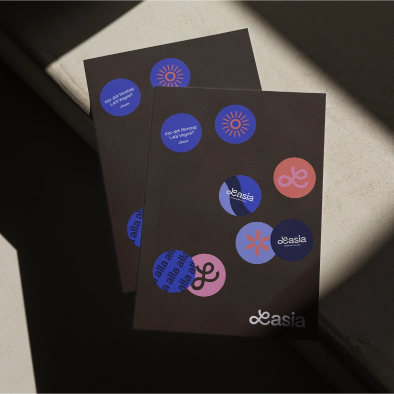 Lasia – Arbetsrätt för alla. Exempel på hur kort med Lasias nya identitet kan se ut. Korten är bruna med färgglada cirklar på.