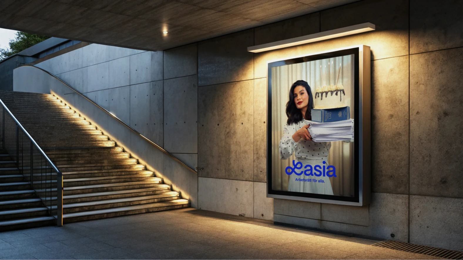 Lasia – Arbetsrätt för alla. Exempel på hur en stortavla i en tunnelbaneuppgång kan se ut.