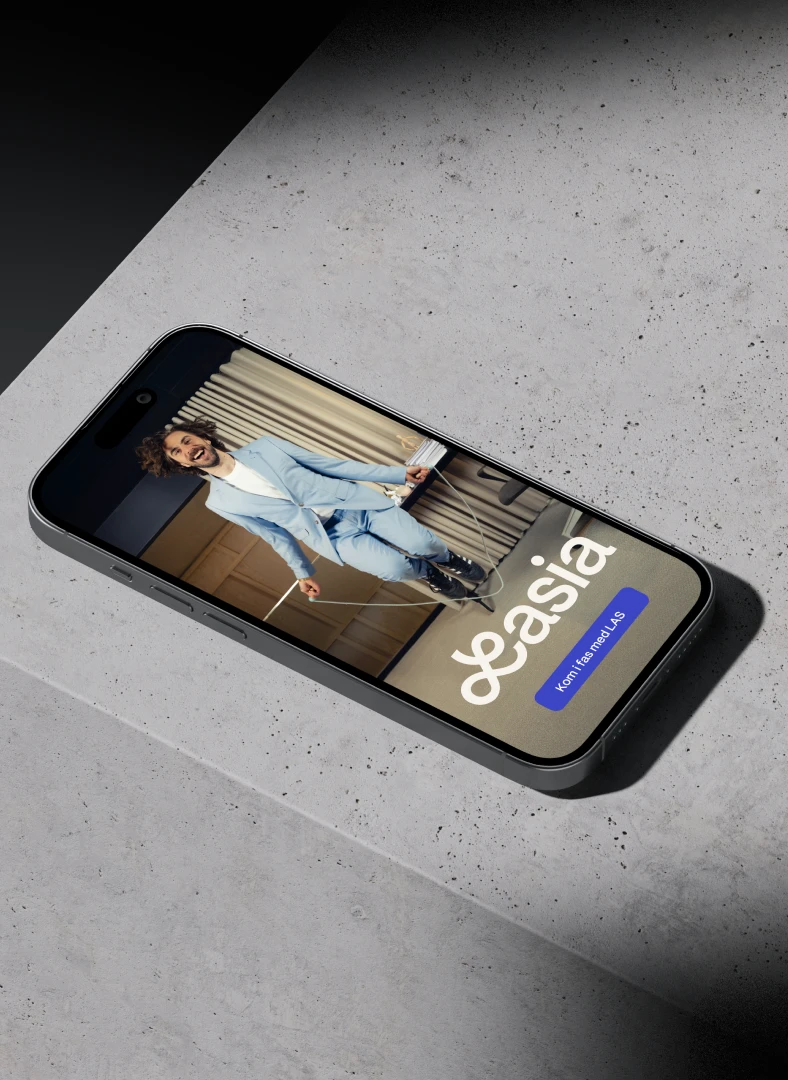 Lasia – Arbetsrätt för alla. En mobil där ett exempel från Lasias webbplats visas. Telefonen ligger på en platt yta. 