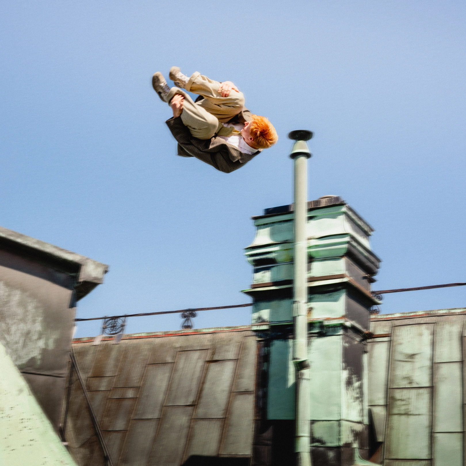 Man diong a flip from a building rooftop - Ny Studio