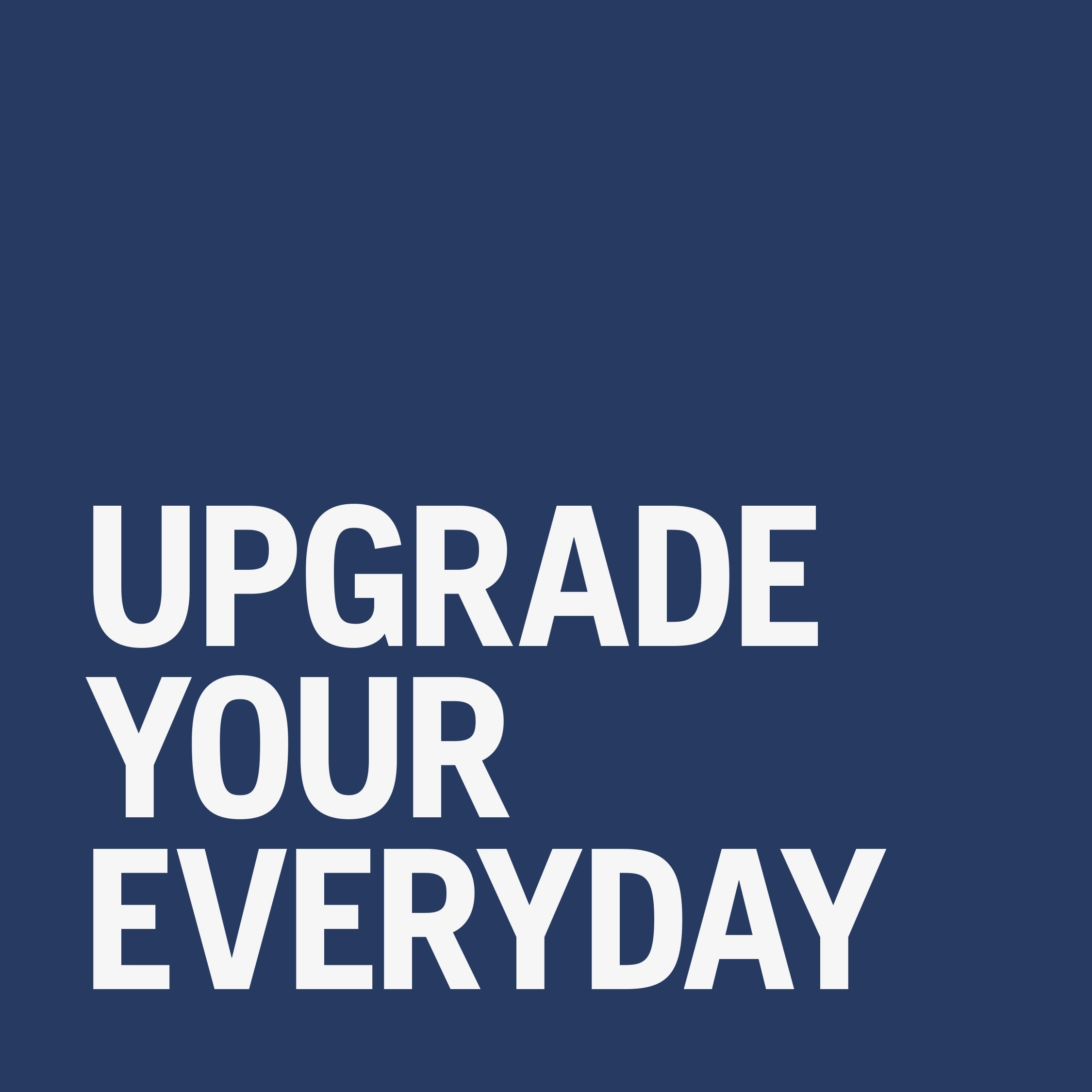 Blå bakgrund med vit text "Upgrade Your Everyday"