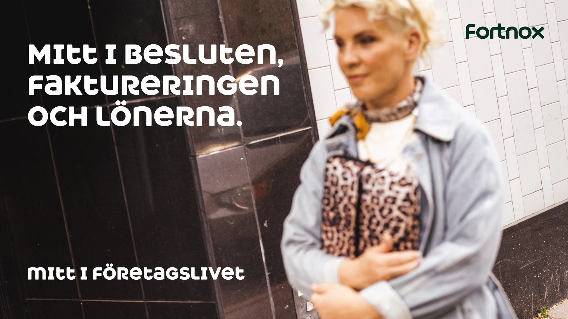 Kvinna som går med texten "Mitt i besluten, faktureringen och lönerna" Ny Studio