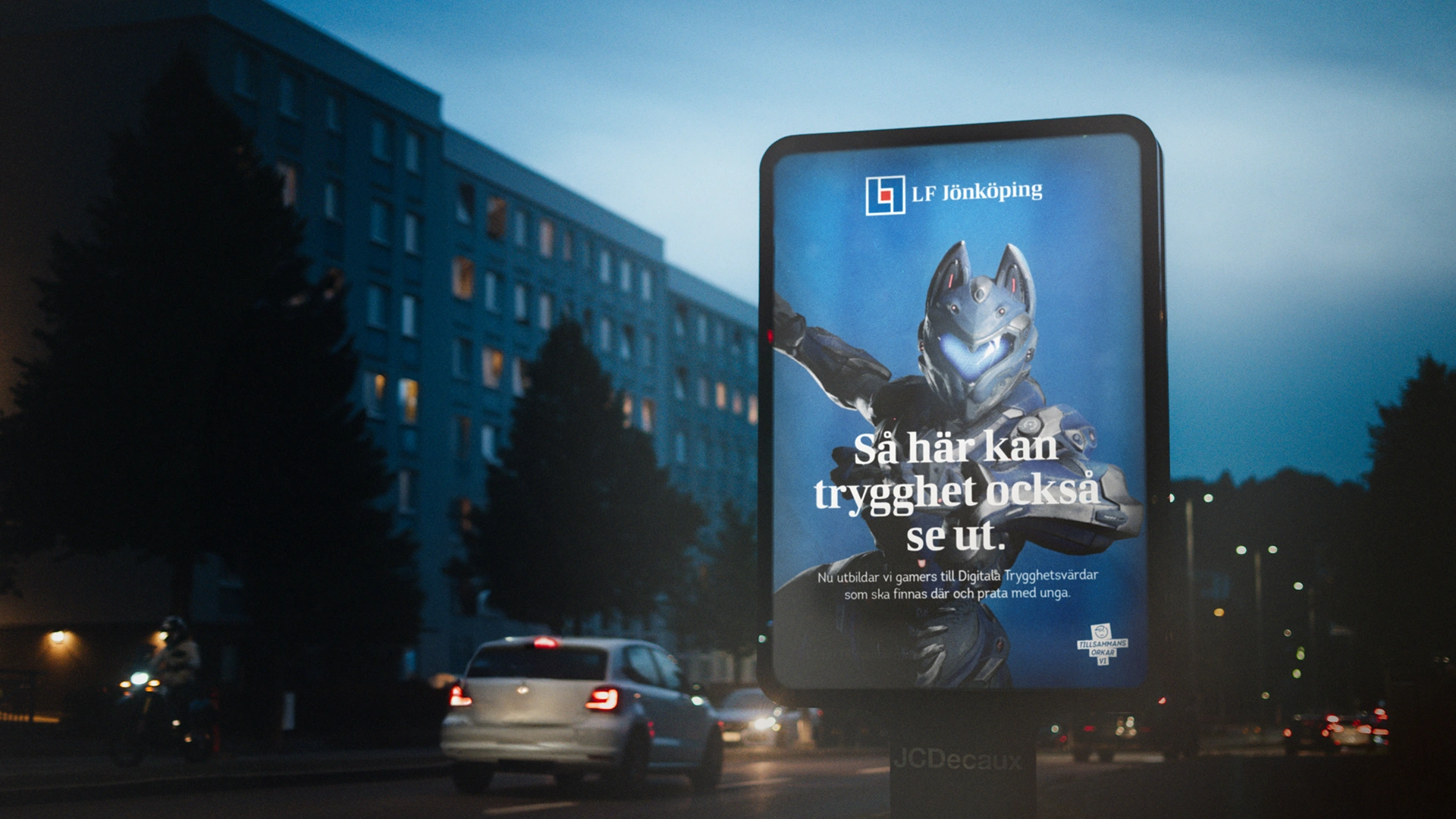 Reklamskylt med blå poster med spelkaraktär på och text