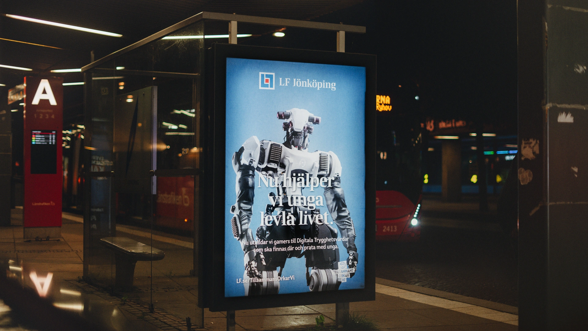 Reklamskylt med blå poster med spelkaraktär på och text på en busskur