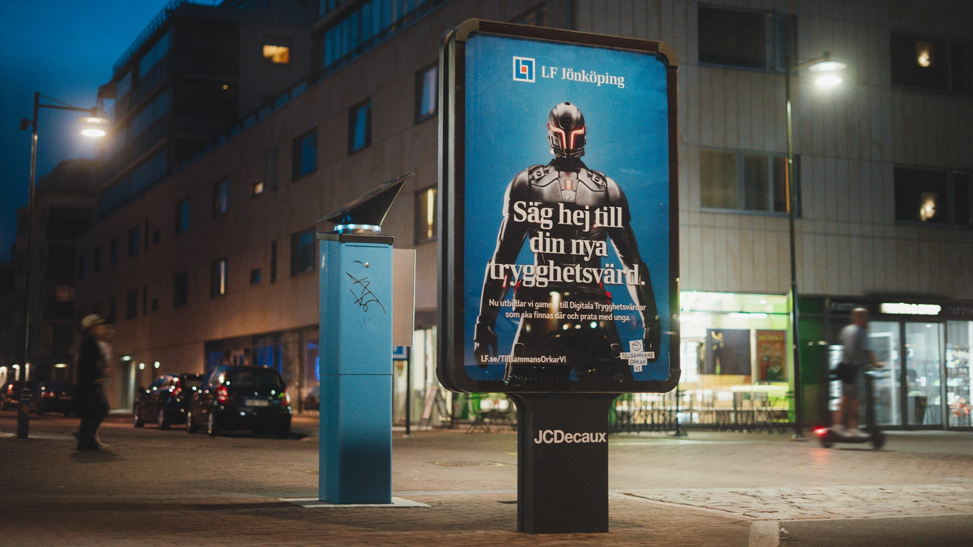 Reklamskylt med blå poster med spelkaraktär på och text