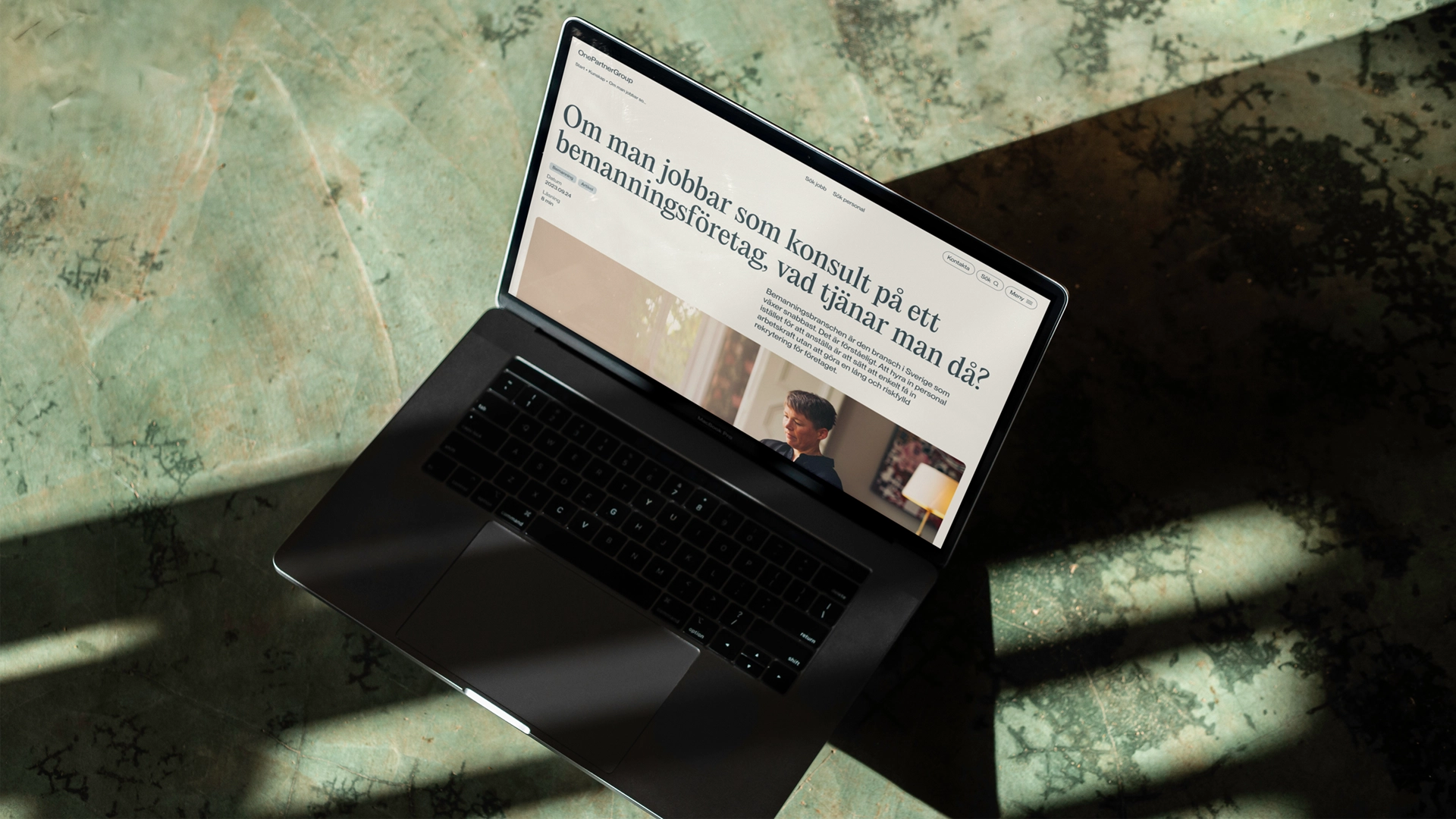 Laptop på golvet med mockup på hemsidan