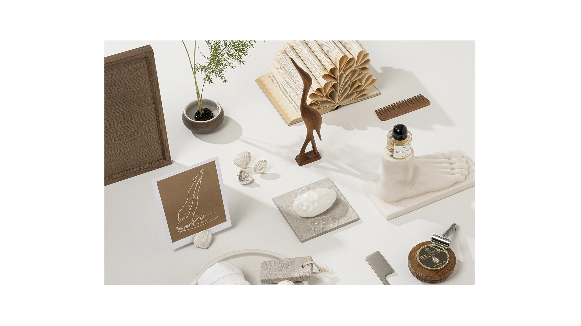 Product image with various recycled items - Nystudio