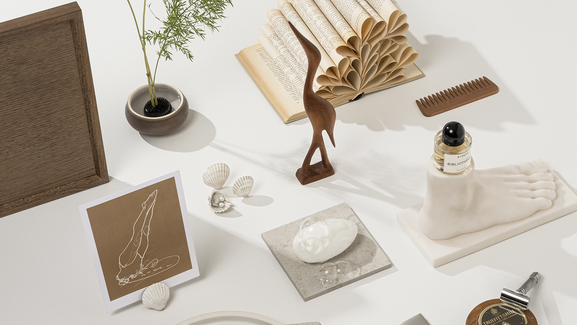 Product image with various recycled items - Nystudio