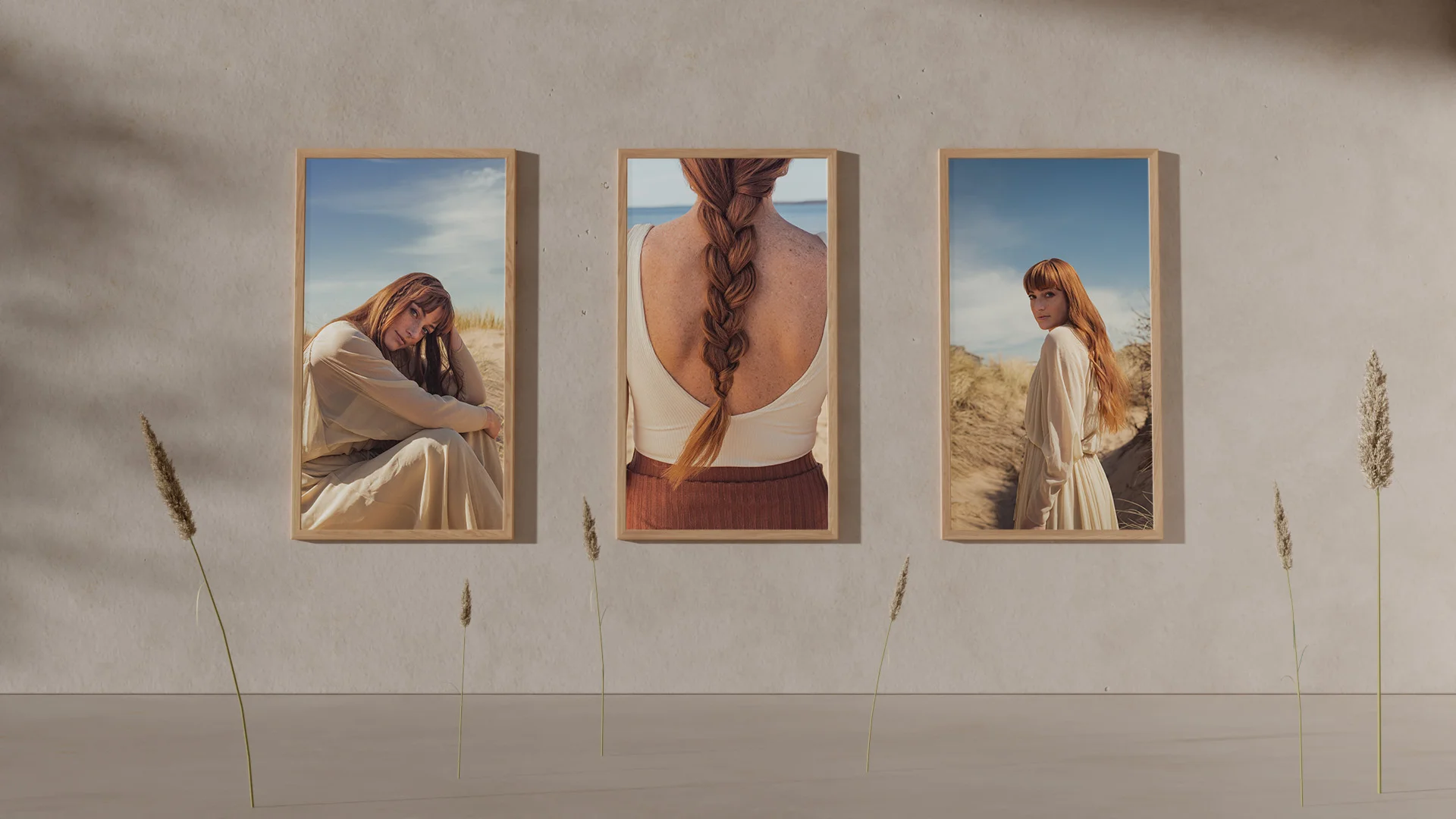 3 tavlor på en kvinna med långt hår på en sand strand i solen - Ny Studio