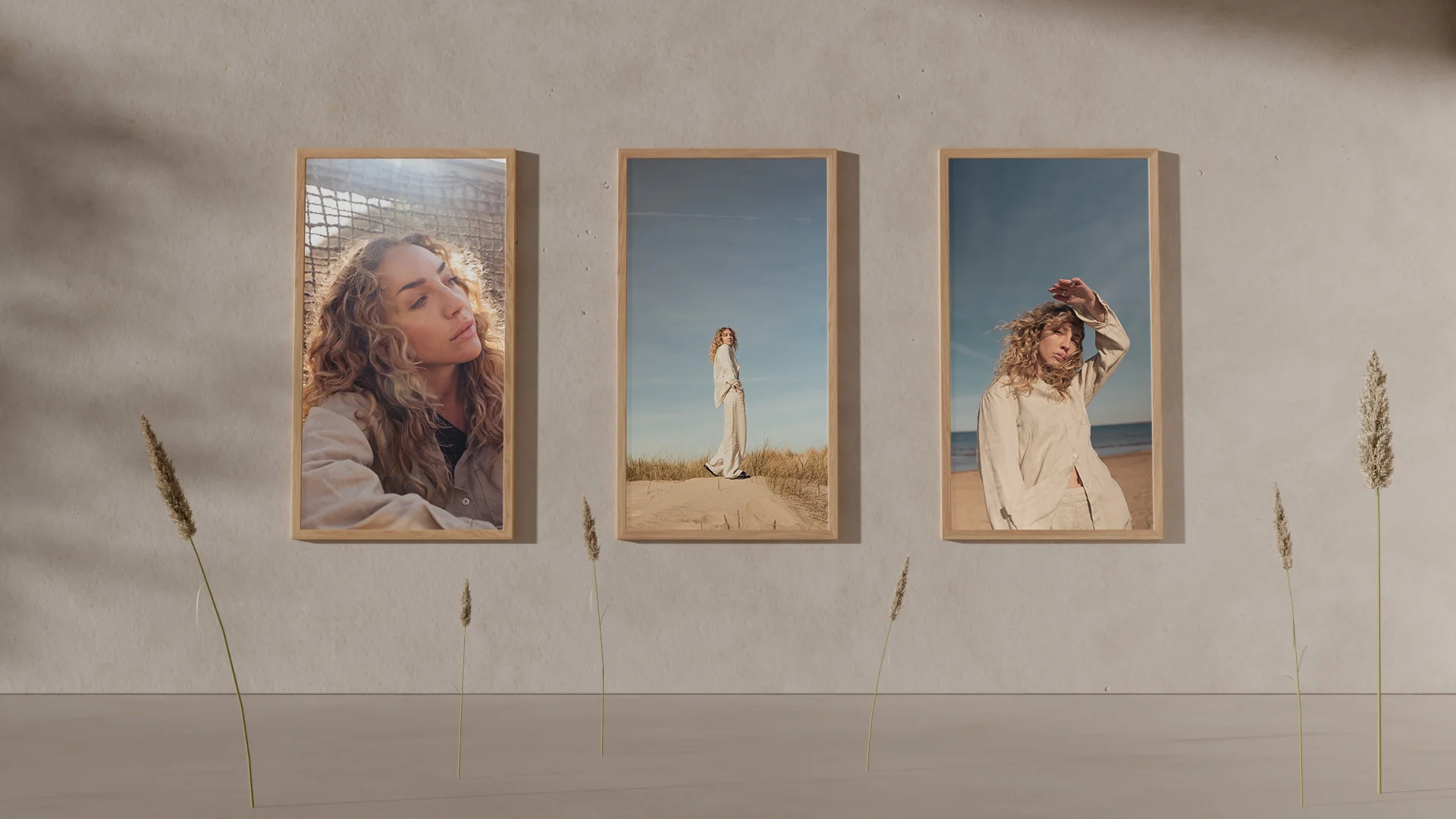 3 tavlor med en kvinna som går och sitter på en sandstrand - Ny Studio