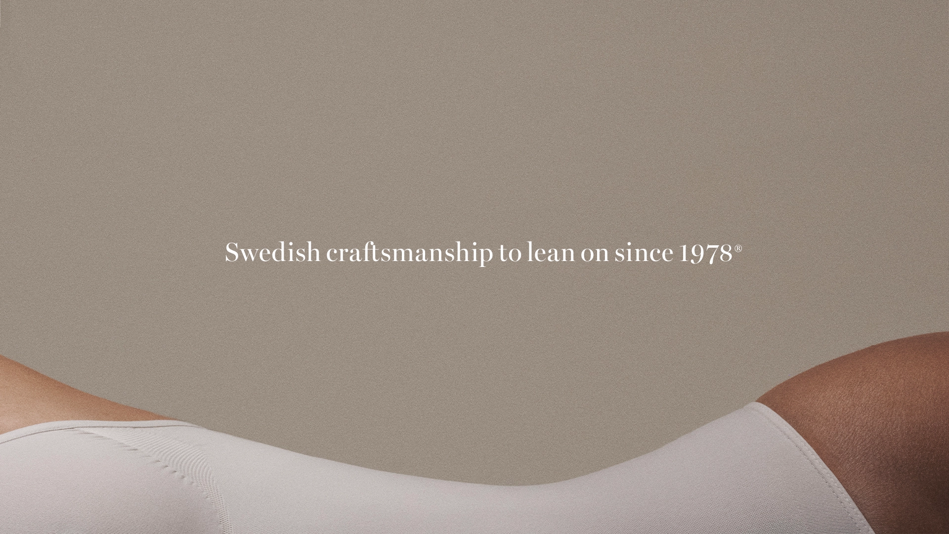Beige bakgrund med Conforms slogan