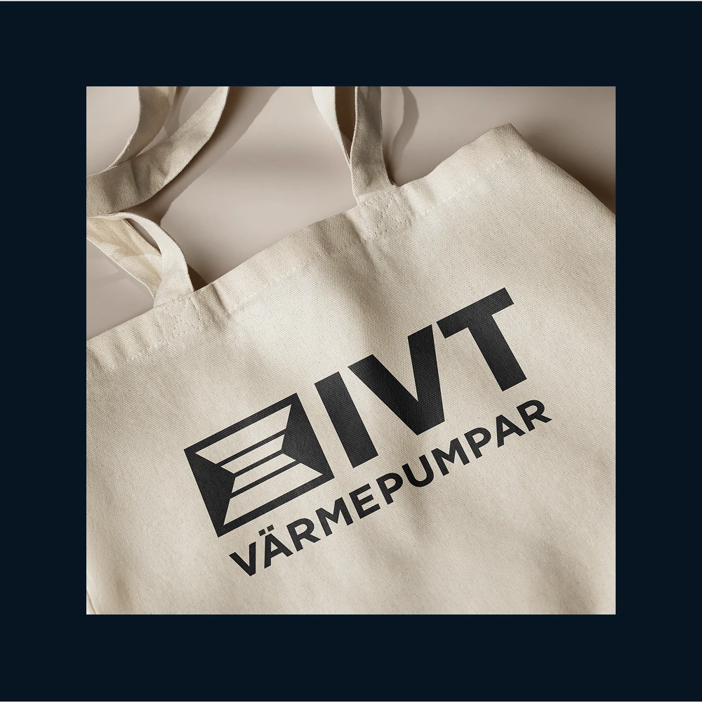 En beige tygpåse med IVT logga på liggandes på golvet